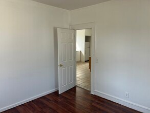 247 Elm St, Unit 2 in Elmwood Park, NJ - Foto de edificio - Building Photo