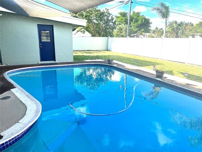 7101 SW 12th St in Pembroke Pines, FL - Building Photo - Building Photo