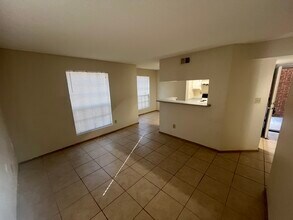 8635 Mallard Reserve Dr, Unit 101 in Tampa, FL - Building Photo - Building Photo