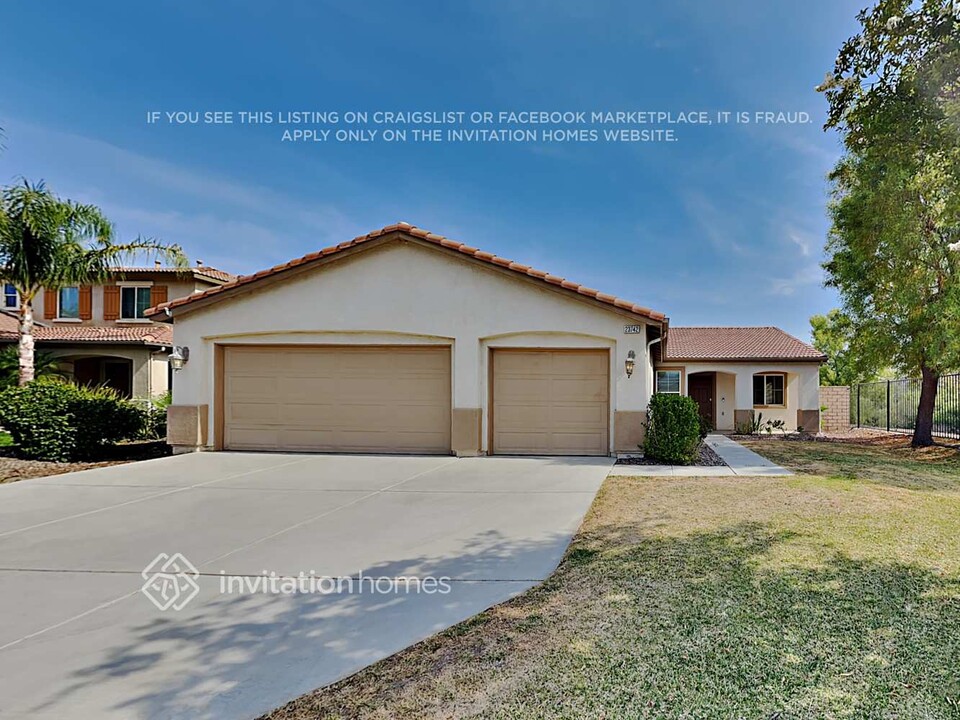 23742 Canyon Heights Dr in Menifee, CA - Foto de edificio