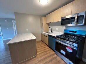 130B Clinic Dr in New Britain, CT - Building Photo - Building Photo