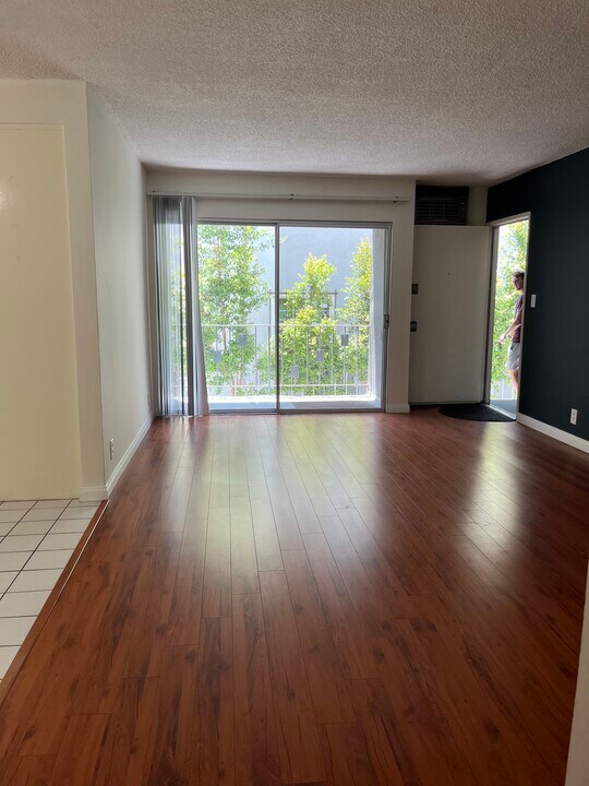 1036 N Crescent Heights Blvd in West Hollywood, CA - Building Photo