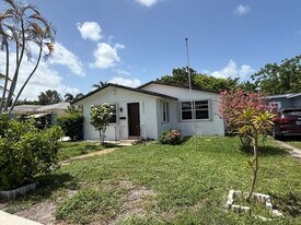 2711 Dewey St in Hollywood, FL - Building Photo