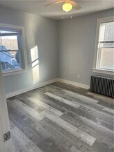 38 Oak St in Westerly, RI - Foto de edificio - Building Photo