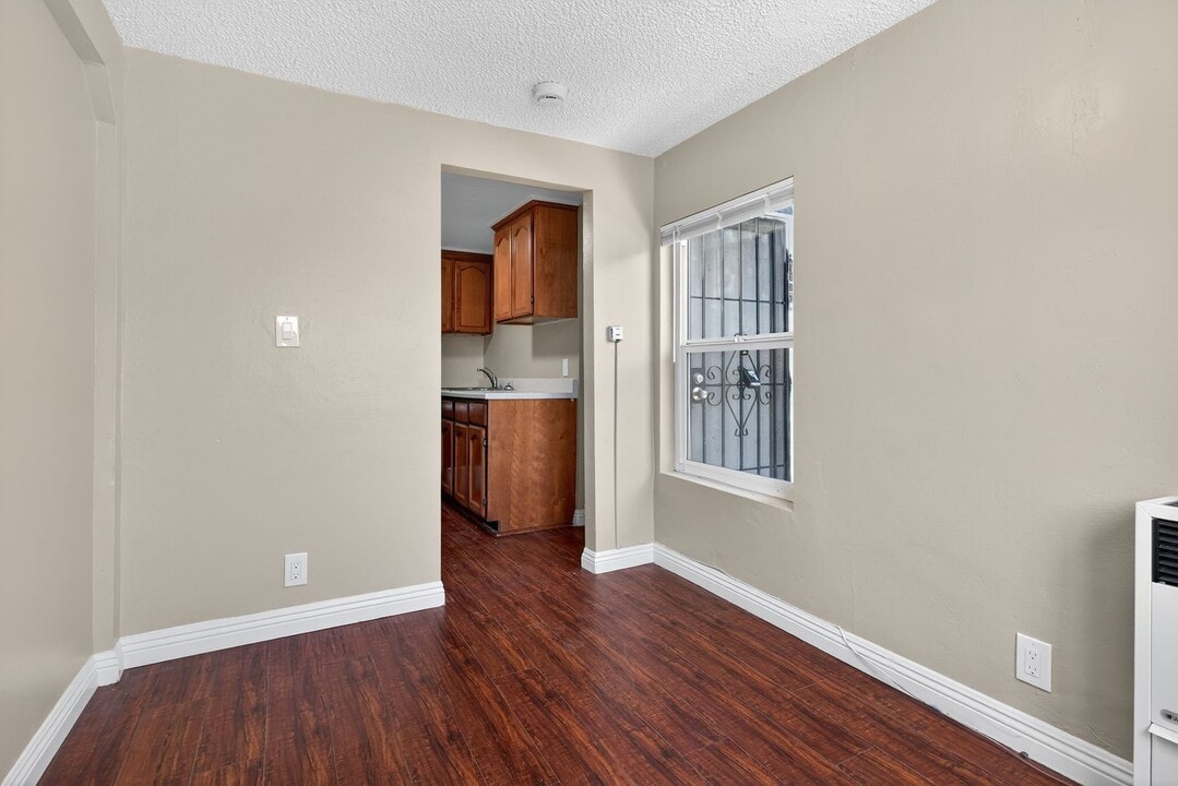 429 E 49th St in Los Angeles, CA - Building Photo