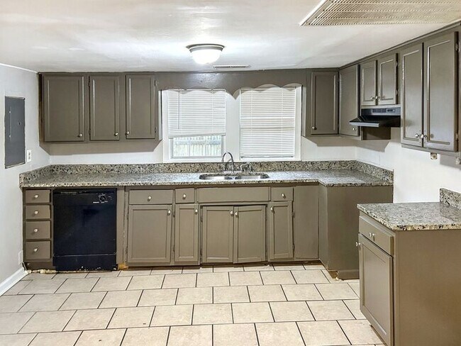 1755 Circlewood Dr in Birmingham, AL - Building Photo - Building Photo