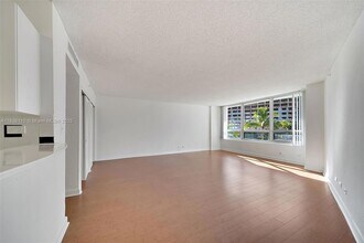 1500 Bay Rd, Unit S-0552 in Miami Beach, FL - Building Photo - Building Photo
