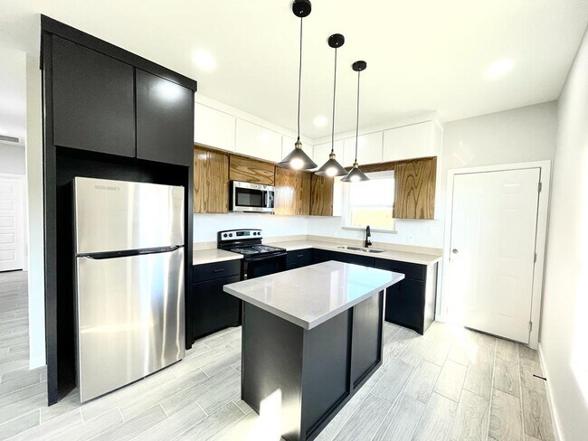 1006 S Sugar Rd in Pharr, TX - Building Photo - Building Photo