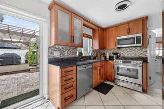 6640 Douglas St in Hollywood, FL - Foto de edificio - Building Photo