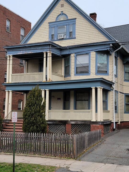 1637 Chapel St in New Haven, CT - Building Photo