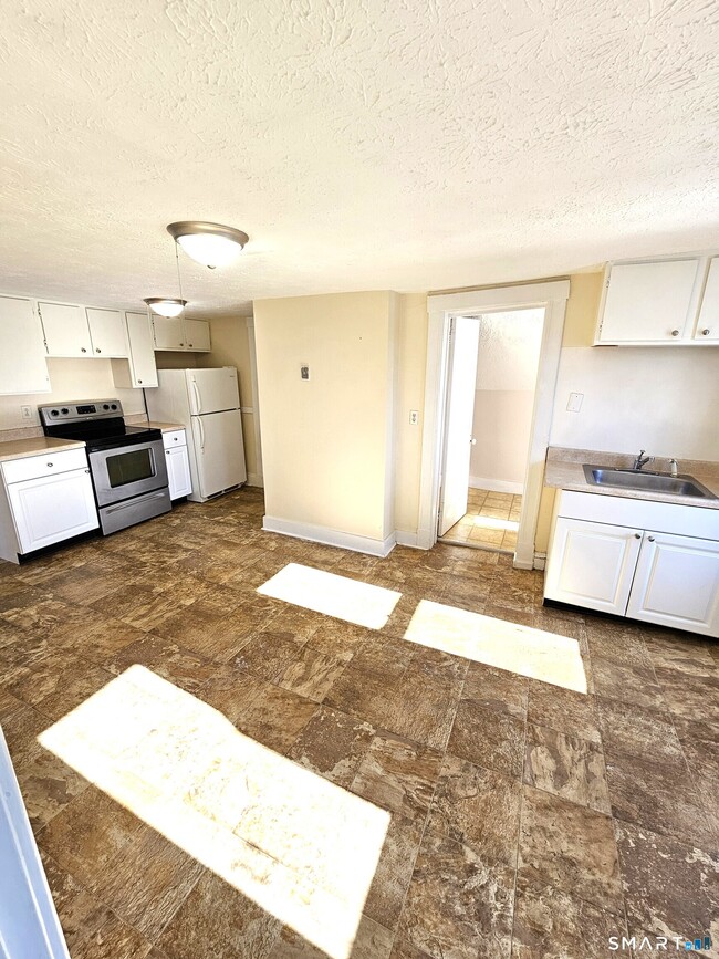 37 Bloomfield Ave in Windsor, CT - Building Photo - Building Photo