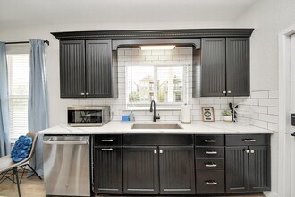 710 Kipp Ave in Kemah, TX - Foto de edificio - Building Photo