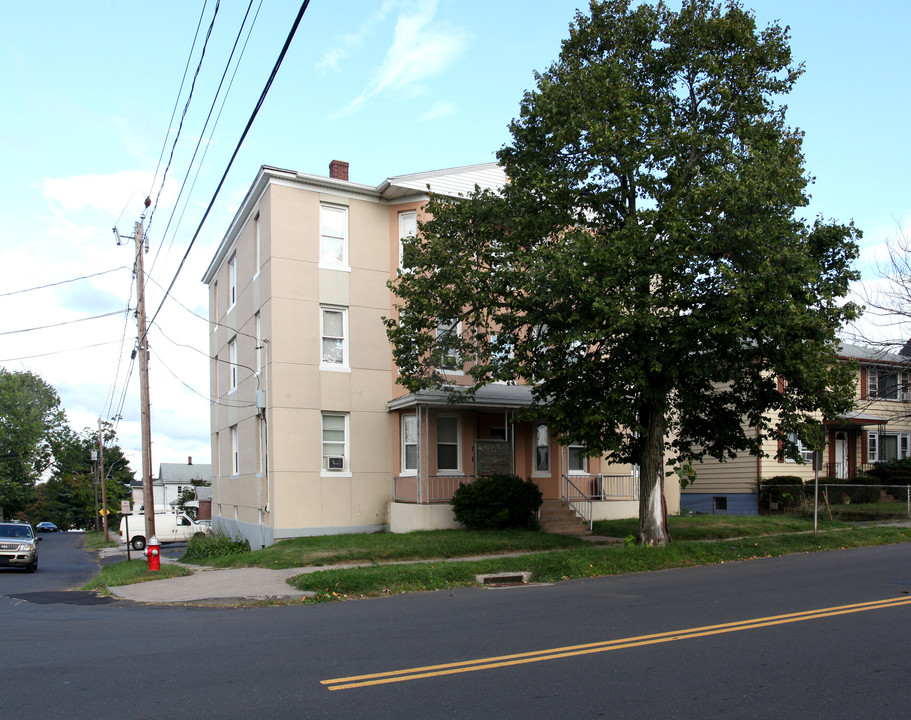 579 Burritt St in New Britain, CT - Building Photo