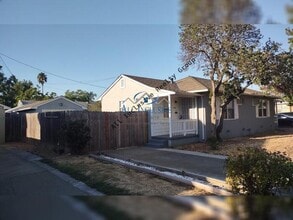 5102 Gordon Dr in Sacramento, CA - Building Photo - Building Photo