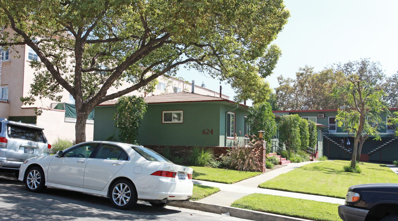 624 E Cypress Ave in Burbank, CA - Foto de edificio
