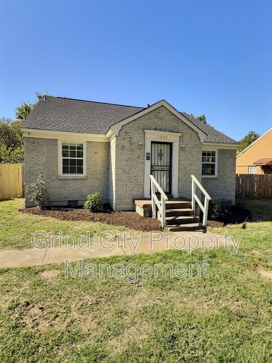 1065 N Holmes St in Memphis, TN - Building Photo