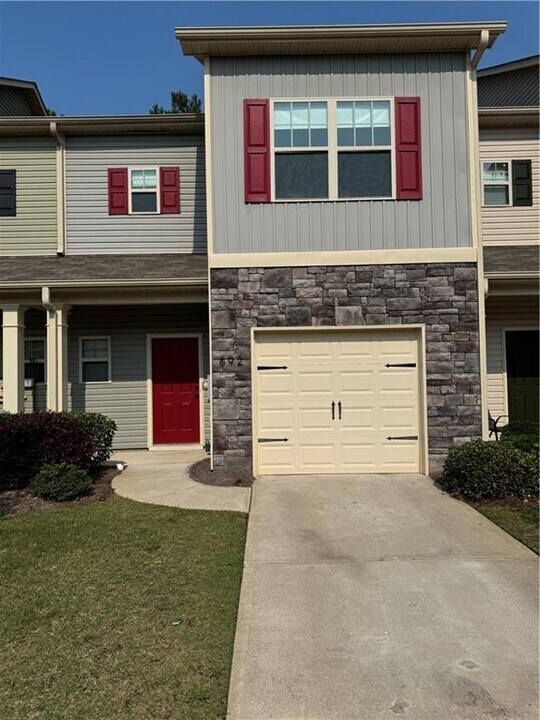 692 Oakside Pl in Acworth, GA - Building Photo