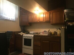 96 Maple St, Unit b in Malden, MA - Building Photo - Building Photo