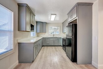 950 S 45th St in Richmond, CA - Building Photo - Building Photo