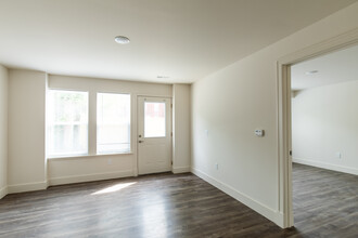 Cabanne Apartments in St. Louis, MO - Building Photo - Interior Photo