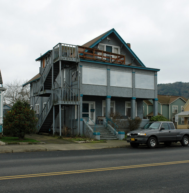 605 SE Mosher Ave in Roseburg, OR - Building Photo - Building Photo