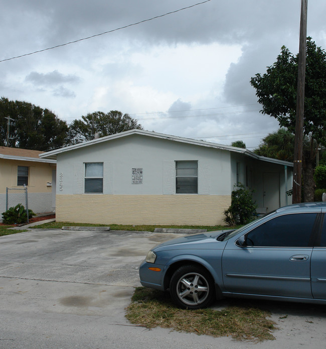 2345-2349 Farragut St in Hollywood, FL - Building Photo - Building Photo