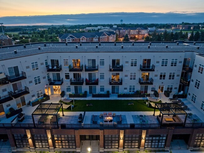 Article No. 7 in North St. Paul, MN - Foto de edificio - Building Photo