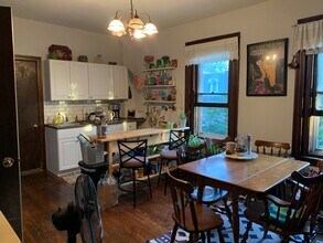 319 Green Ln, Unit 2 in Philadelphia, PA - Building Photo - Building Photo