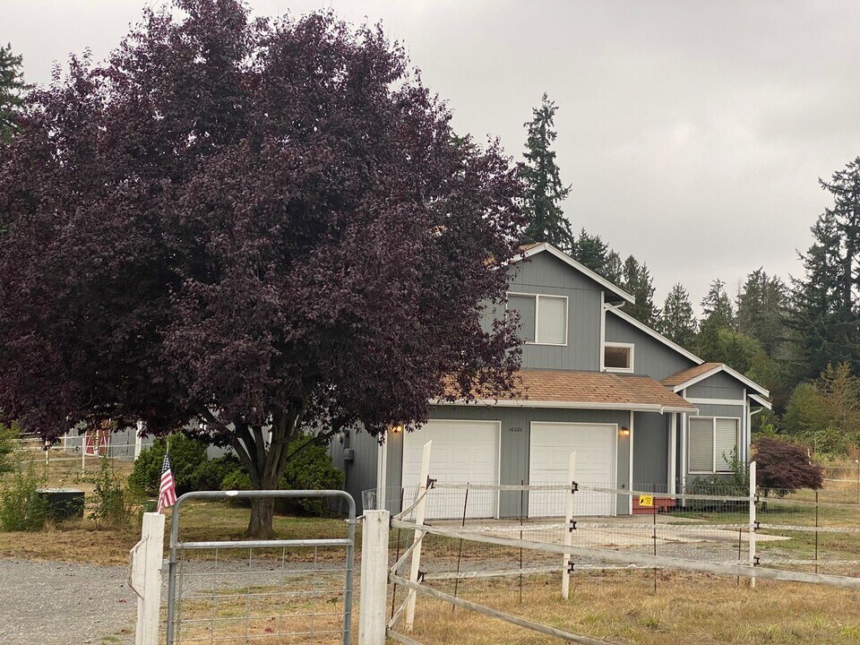 10206 Canyon Rd E in Puyallup, WA - Building Photo