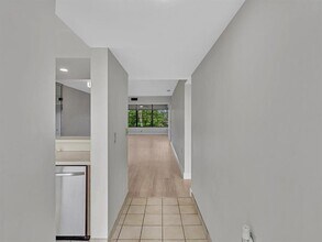 1711 Whitehall Dr in Davie, FL - Foto de edificio - Building Photo