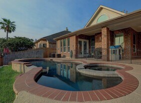 313 Marina Oaks Ct in Kemah, TX - Building Photo