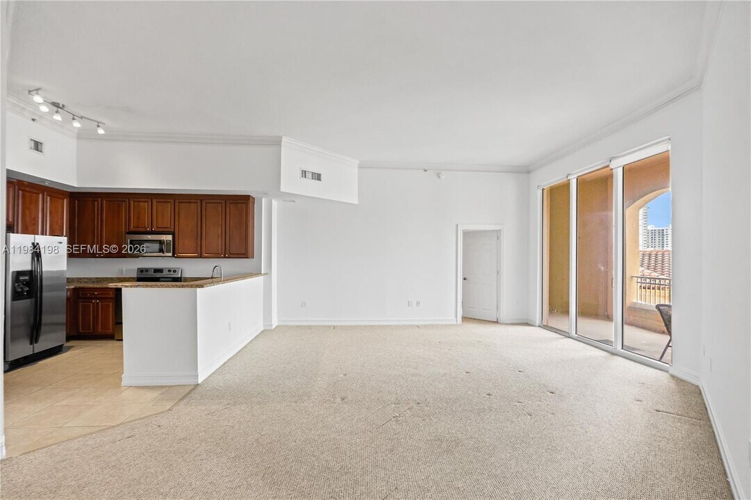 3001 NE 185th St in Aventura, FL - Building Photo