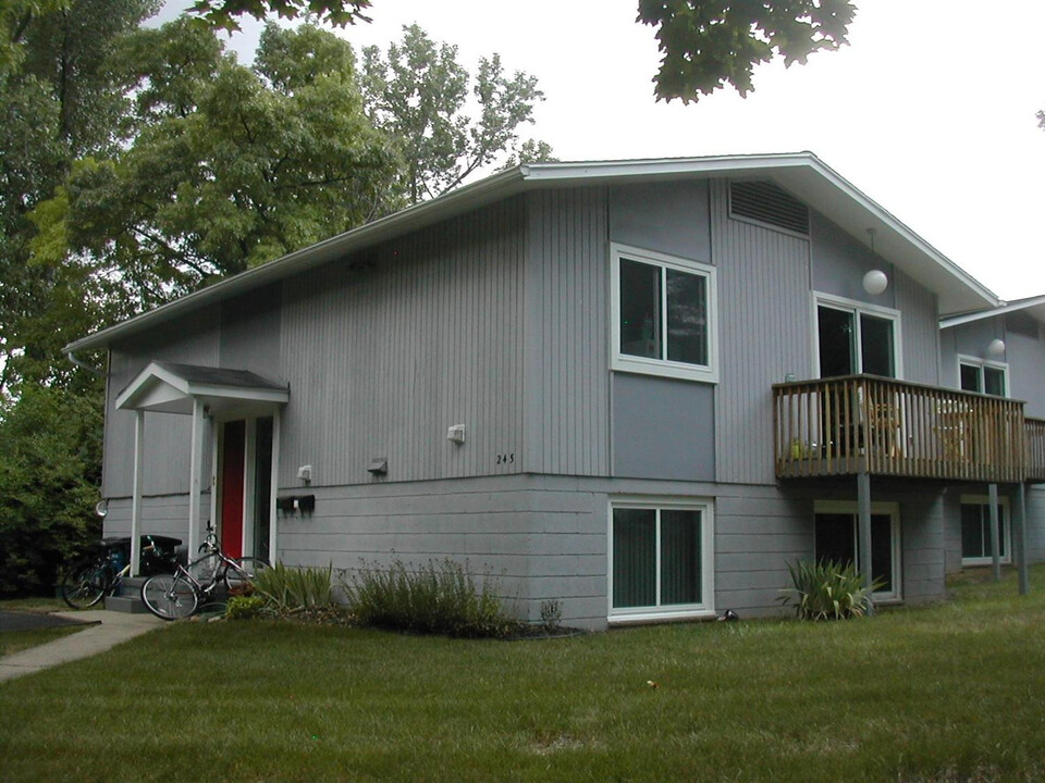 245 Brookridge Ct in Ann Arbor, MI - Foto de edificio