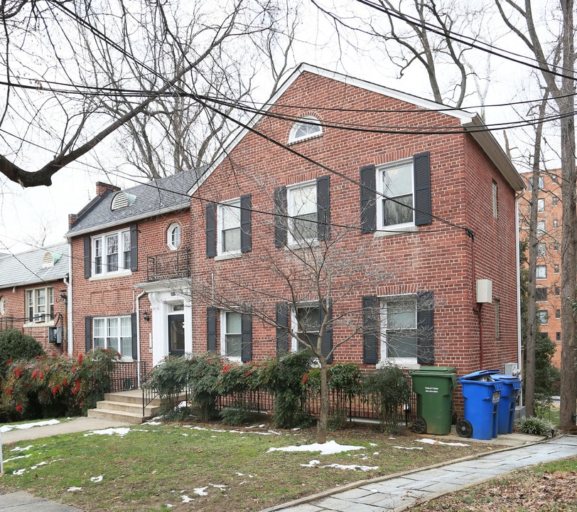 2627 39th St NW in Washington, DC - Foto de edificio