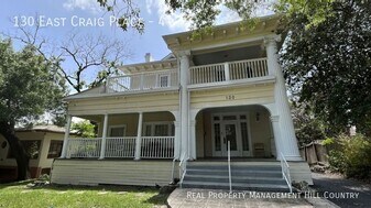 130 E Craig Pl in San Antonio, TX - Building Photo