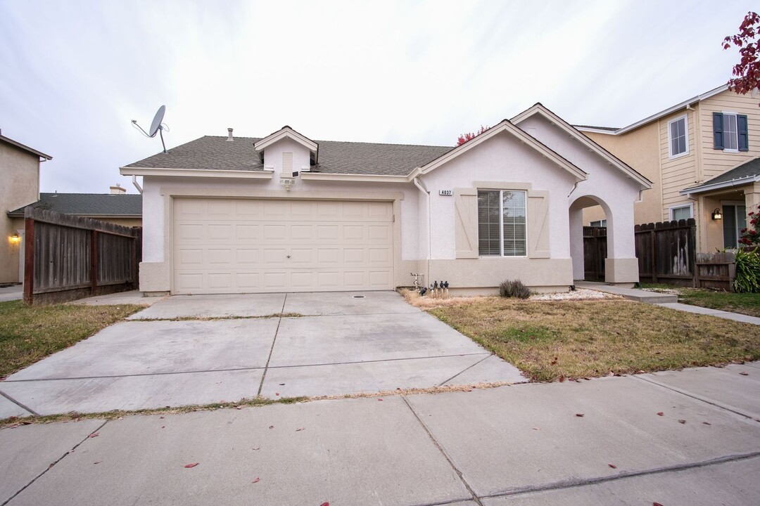 4037 Ivory Ln in Turlock, CA - Building Photo