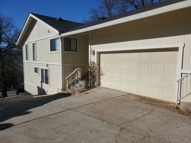 18554 Jayhawk Dr in Penn Valley, CA - Foto de edificio - Building Photo