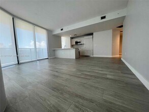 45 SW 9th St, Unit 3703 in Miami, FL - Foto de edificio - Building Photo