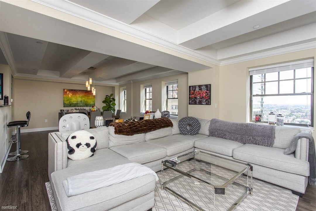 1701 Locust St in Philadelphia, PA - Building Photo