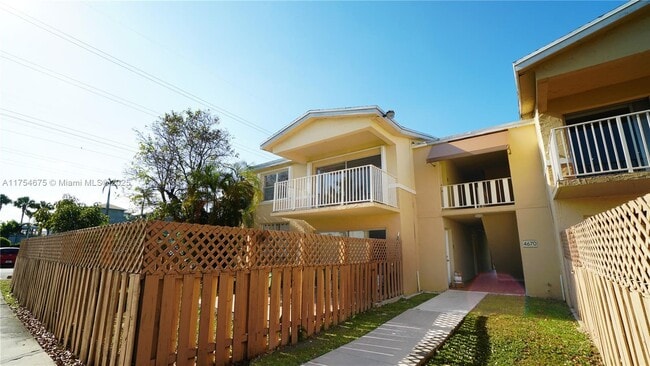 4670 NW 79th Ave, Unit 2F in Doral, FL - Foto de edificio - Building Photo