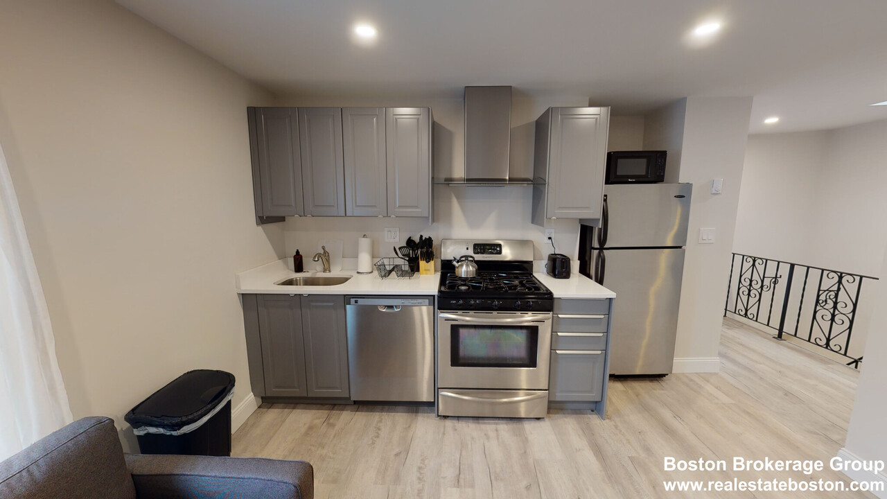 122 Buttonwood St, Unit 3 in Boston, MA - Building Photo