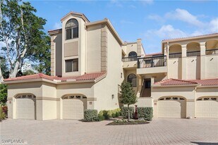 7048 Pelican Bay Blvd in Naples, FL - Building Photo