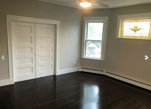 160 Holland St, Unit 8-1 in Somerville, MA - Foto de edificio - Building Photo