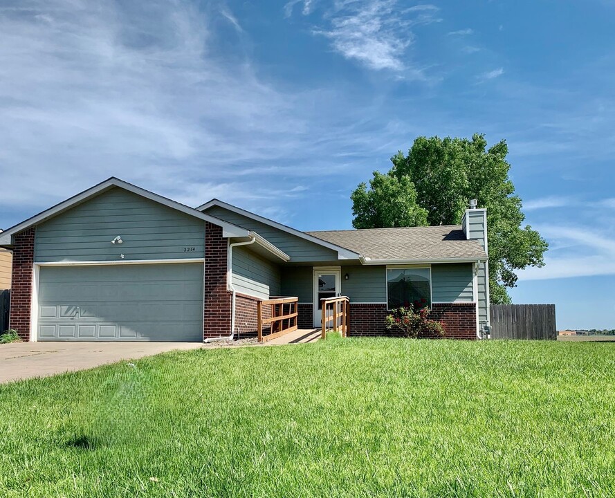 2214 School House Pl in Haysville, KS - Building Photo