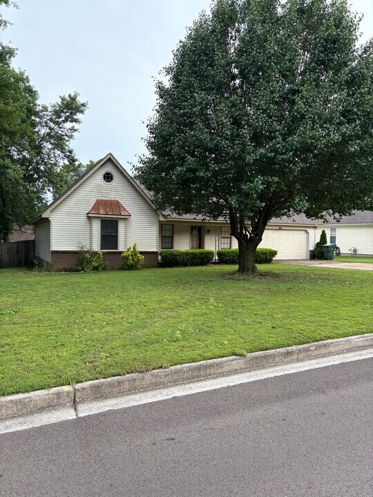 973 Greencliff Dr in Southaven, MS - Building Photo