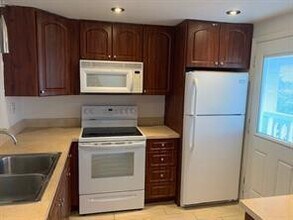 320 NE 12th Ave in Hallandale Beach, FL - Building Photo - Building Photo