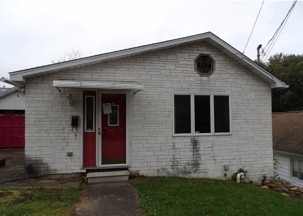 516 Winter St in Old Forge, PA - Building Photo
