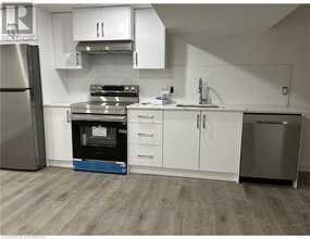 95 Burrwood Dr in Hamilton, ON - Building Photo - Building Photo