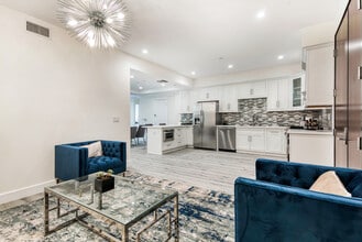 Regency Holt Apartments in Los Angeles, CA - Building Photo - Building Photo