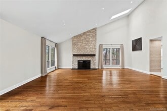 1 Yale Dr in Manhasset, NY - Building Photo - Building Photo